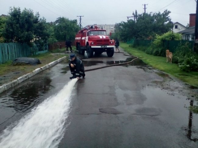 Негода на Волині: рятувальники відкачують дощову воду з приватних обійсть. ФОТО