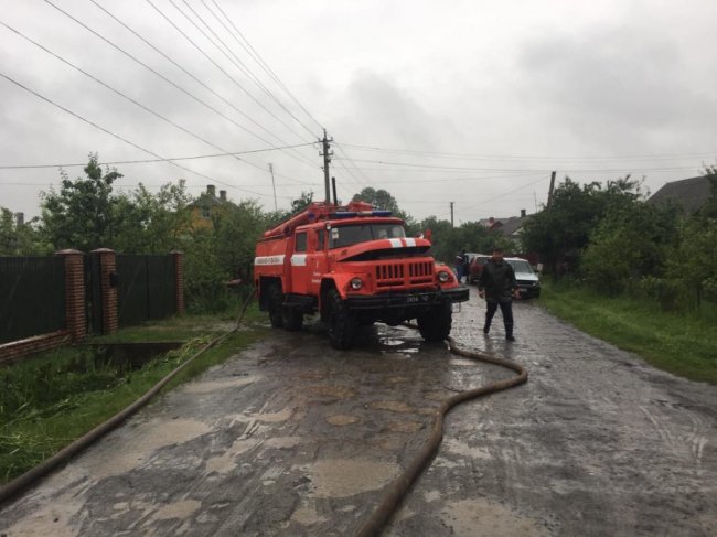 Негода на Волині: рятувальники відкачують дощову воду з приватних обійсть. ФОТО