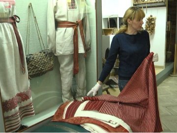 Показали, які хустки носили господині на Волині 100 років тому. ВІДЕО