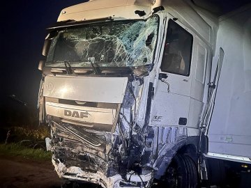 На Волині п'яний далекобійник наїхав на перешкоду та зіткнувся з іншою вантажівкою. ФОТО