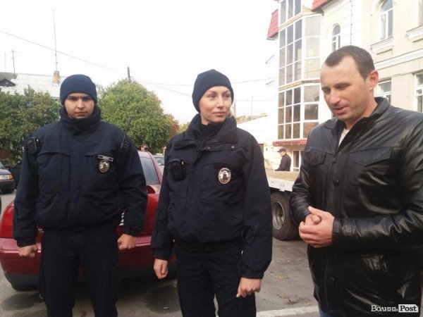 Лучанам показали евакуатор, який забиратиме неправильно припарковані машини. ФОТО