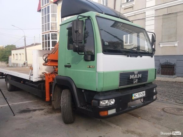 Лучанам показали евакуатор, який забиратиме неправильно припарковані машини. ФОТО