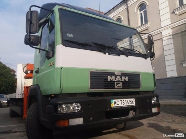 Лучанам показали евакуатор, який забиратиме неправильно припарковані машини. ФОТО