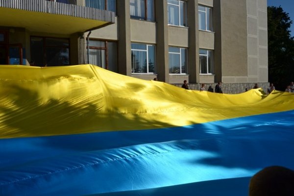 У райцентрі на Волині розгорнули величезний прапор України. ФОТО