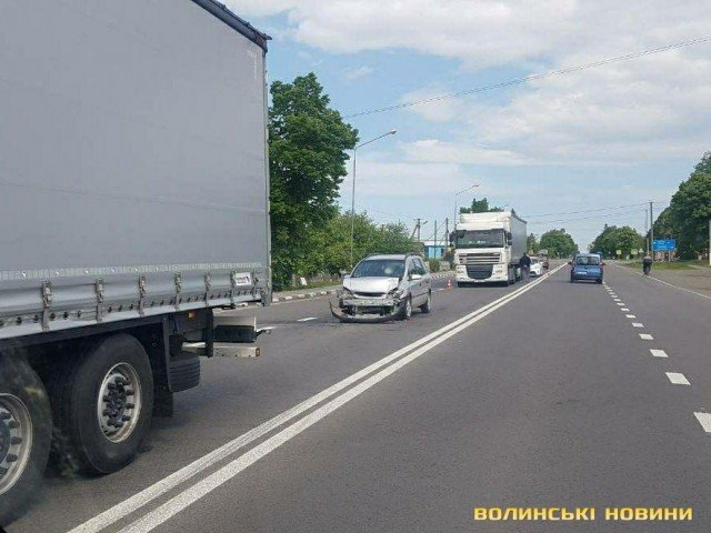 У Рожищенському районі легковик в’їхав у фуру. ФОТО