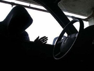 У Нововолинську обчистили іномарку, яку водій забув замкнути