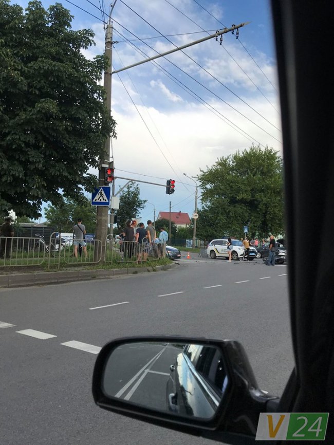 У Луцьку на перехресті зіткнулись два легковики. ВІДЕО