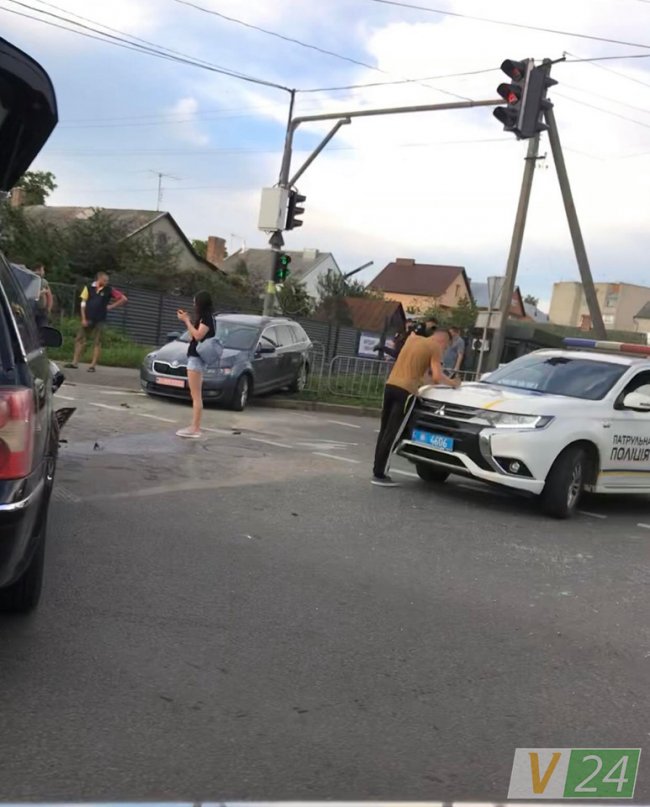 У Луцьку на перехресті зіткнулись два легковики. ВІДЕО