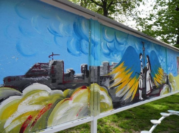 У Дніпропетровську з'явилася стела «Небесній сотні».ФОТО