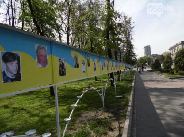 У Дніпропетровську з'явилася стела «Небесній сотні».ФОТО