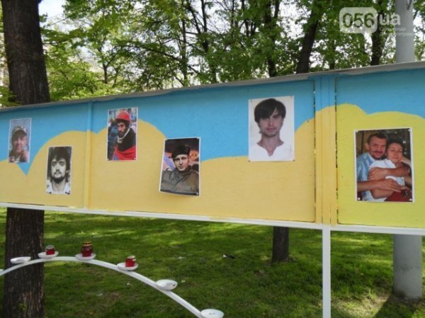 У Дніпропетровську з'явилася стела «Небесній сотні».ФОТО