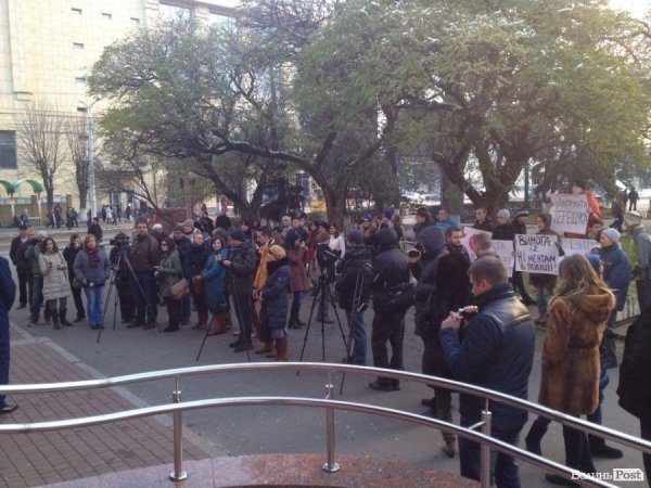У Луцьку - мітинг під стінами управління Нацполіції. ФОТО. ВІДЕО. ОНОВЛЕНО