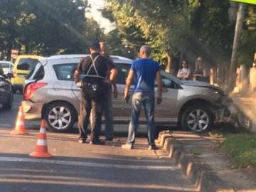 У Луцьку після удару легковик влетів у стовп. ФОТО