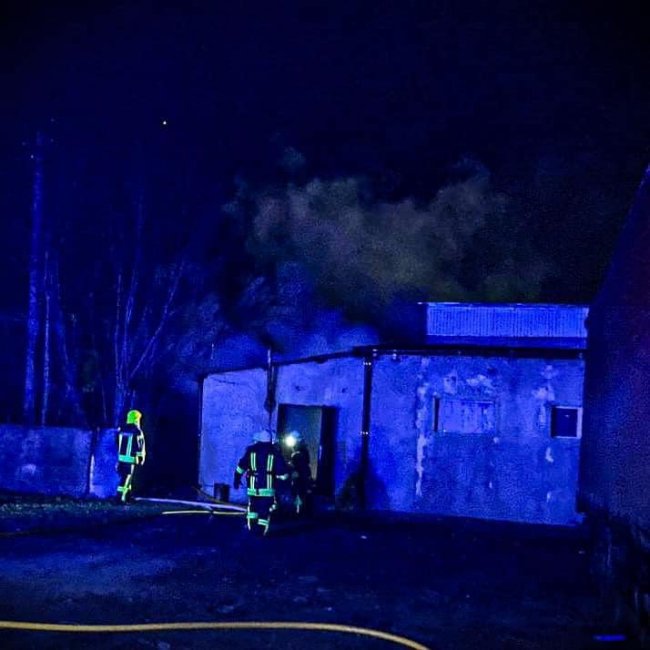 У Луцьку рятувальники відкачали воду з багатоквартирного будинку та ліквідували пожежу