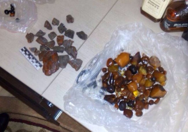 На Волині вилучили понад 30 кілограмів бурштину