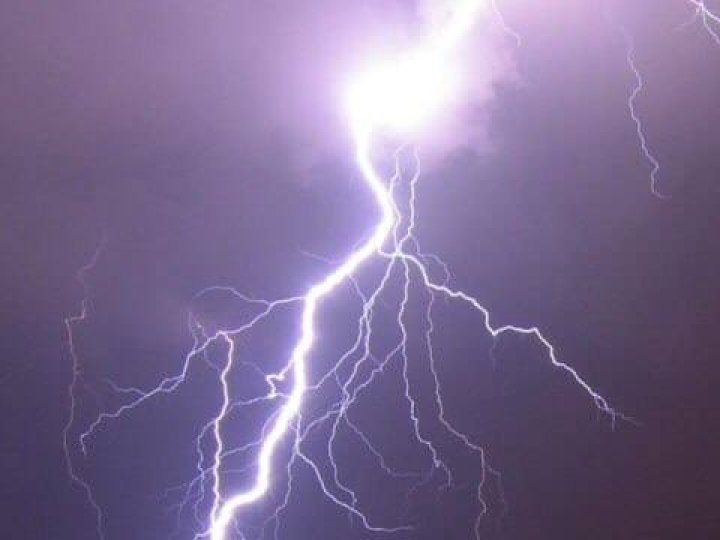 Блискавка влучила у будівлю на Волині, є постраждалі