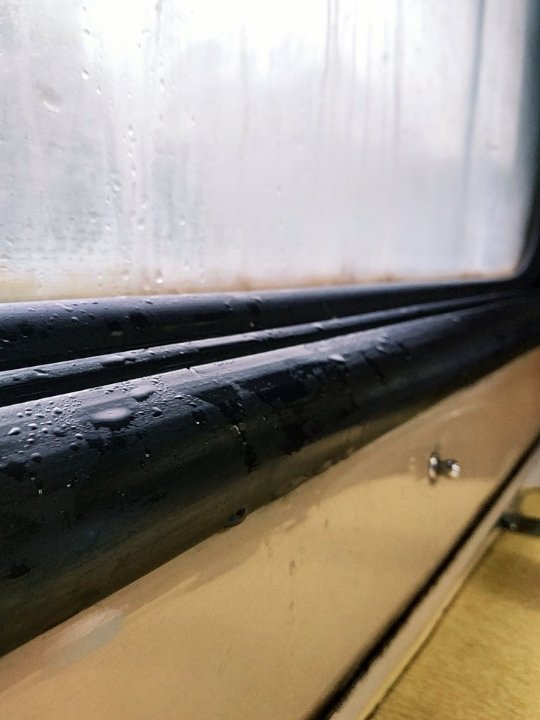 Місця «мокрющі»: у вагоні потяга «Ковель-Чернівці» протікає стеля. ФОТО