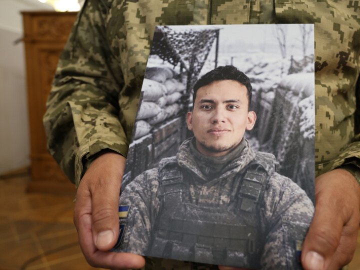 «Він полюбив Україну, за яку віддав життя. Поховати його тут - остання воля сина»: у Луцьку попрощалися з воїном з Колумбії