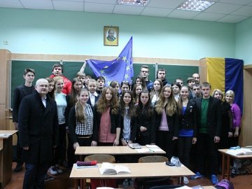 Луцьким школярам вручили прапор Європи. ФОТО