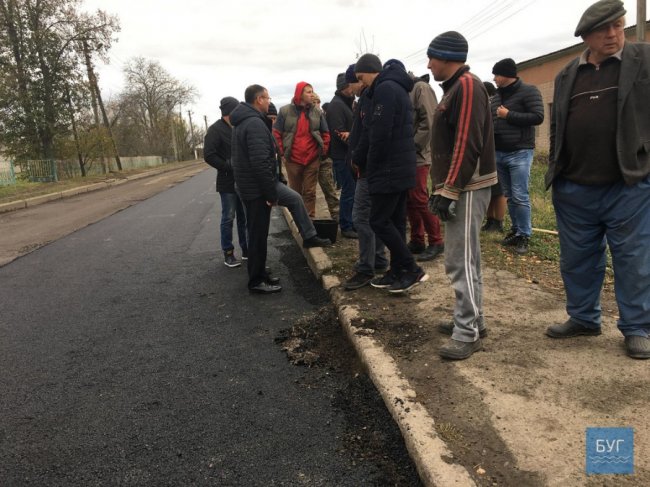 Новий асфальт знімається руками: волиняни бунтують проти браку