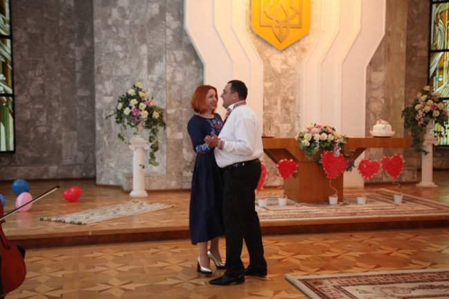 У День всіх закоханих в Луцьку відгуляли кришталеве та трояндове весілля. ФОТО