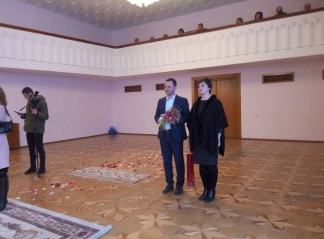 У День всіх закоханих в Луцьку відгуляли кришталеве та трояндове весілля. ФОТО