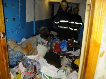 Захаращена квартира та смертельний вогонь: фото з пожежі в Луцьку