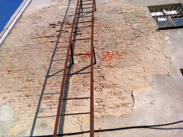 Багатоповерхівки у Луцьку обростають дірками. ФОТО