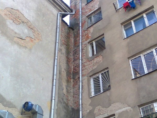 Багатоповерхівки у Луцьку обростають дірками. ФОТО