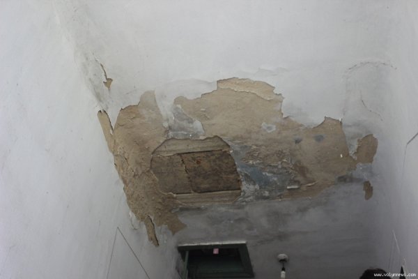 Жителі луцької двоповерхівки бояться обвалу будинку. ФОТО