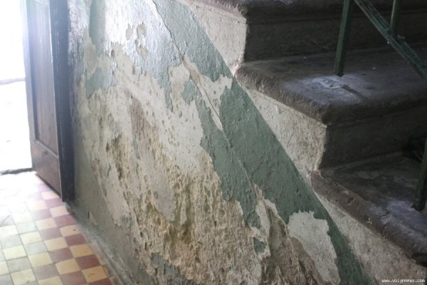 Жителі луцької двоповерхівки бояться обвалу будинку. ФОТО