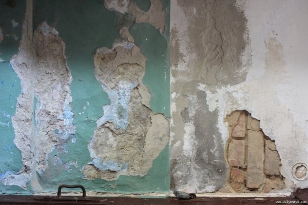 Жителі луцької двоповерхівки бояться обвалу будинку. ФОТО