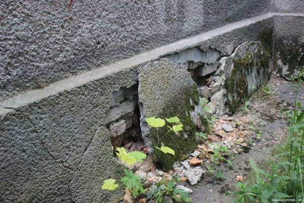 Жителі луцької двоповерхівки бояться обвалу будинку. ФОТО