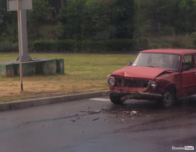 У Луцьку - аварія поблизу перехрестя. ФОТО