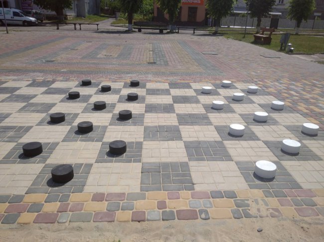 У селищі на Волині облаштували гігантську шашкову дошку. ФОТО