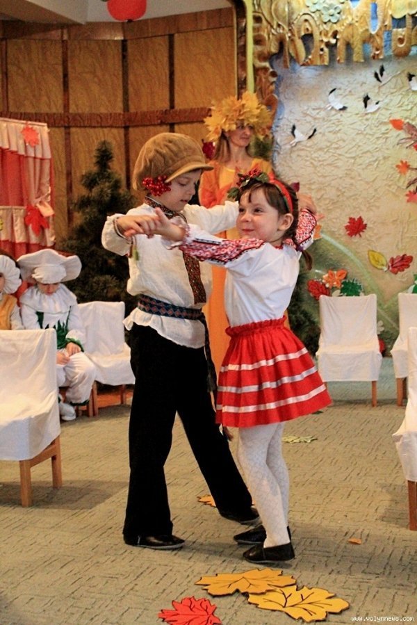 Як луцькі діти радіють осені. ФОТО