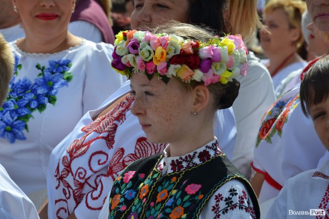 Лучани у вишиванках створили «живий» віночок