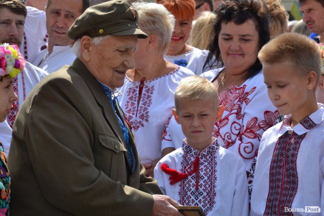 Лучани у вишиванках створили «живий» віночок