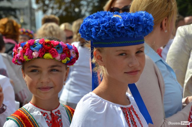 Лучани у вишиванках створили «живий» віночок