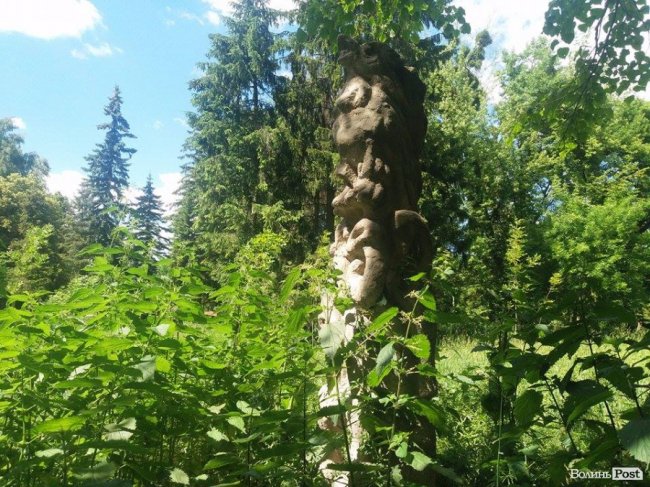 Алея з реставрованими скульптурами Миколи Голованя заросла кропивою