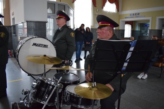 Луцькі нацгвардійці влаштували флешмоб на залізничному вокзалі. ФОТО 