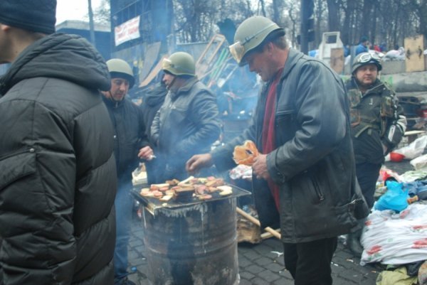 Майдан святкує. ФОТО