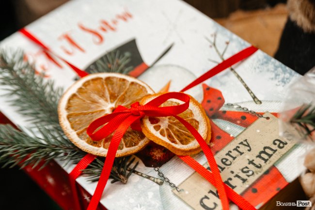 Час небанальних і красивих подарунків: де у Луцьку купити набори із корисних смаколиків*