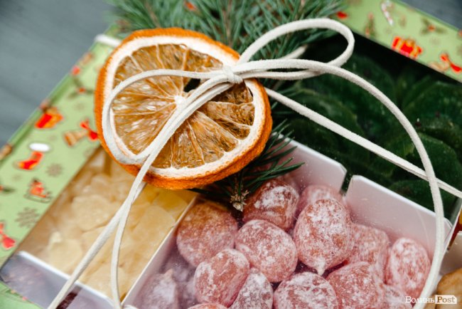 Час небанальних і красивих подарунків: де у Луцьку купити набори із корисних смаколиків*