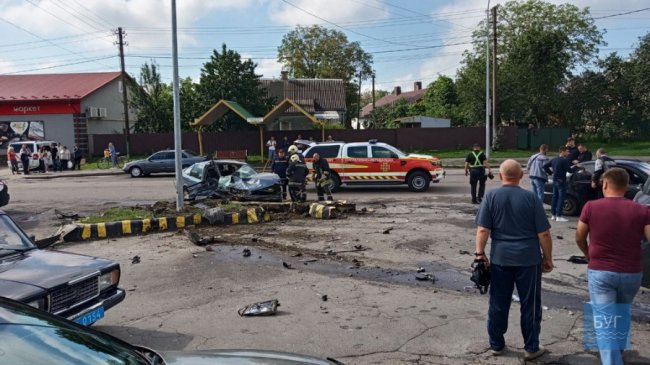 У Володимирі на перехресті – автотроща: на місці події працюють рятувальники та «швидка». ФОТО. ВІДЕО