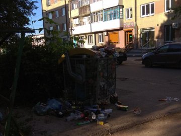 Гори пластику: у центрі Луцька протягом місяця не вивозили відходи