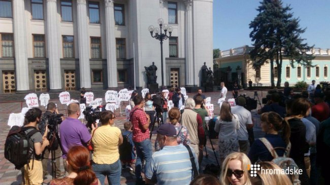 Під ВР встановили хрести: вимагають медичну реформу