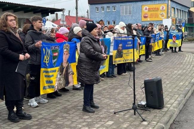 В селищі на Волині рідні полонених і зниклих безвісти вийшли на акцію підтримки