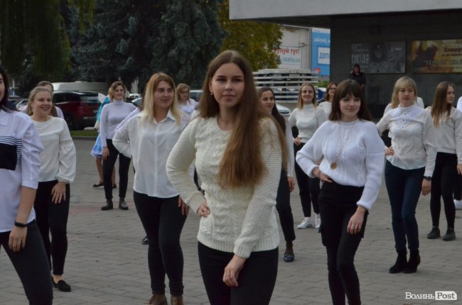 У Луцьку молоді вчителі влаштували запальні танці в центрі міста. ФОТО