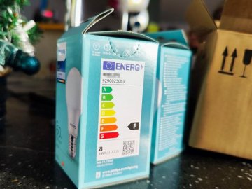 На Волині пенсіонерам роздали понад 60 тисяч лампочок. ВІДЕО